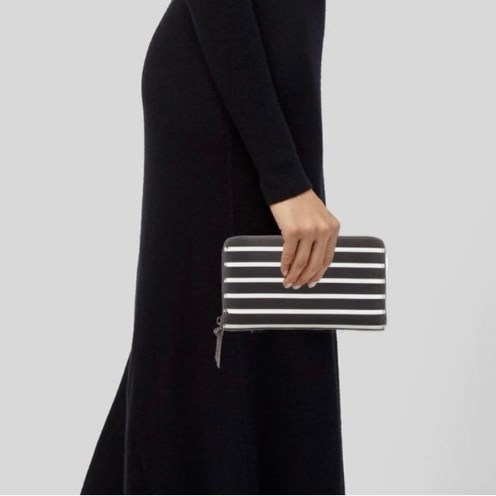 KATE SPADE NWT WALLET- Price is way below market value !